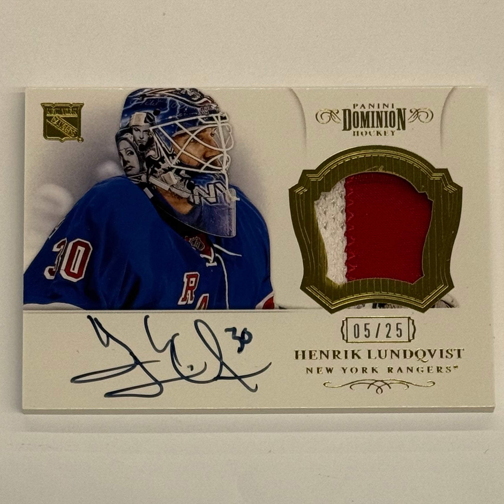 2012-13 Panini Dominion Hockey Henrik Lundqvist Patch Autograph Card #32 Gold Numbered 05/25