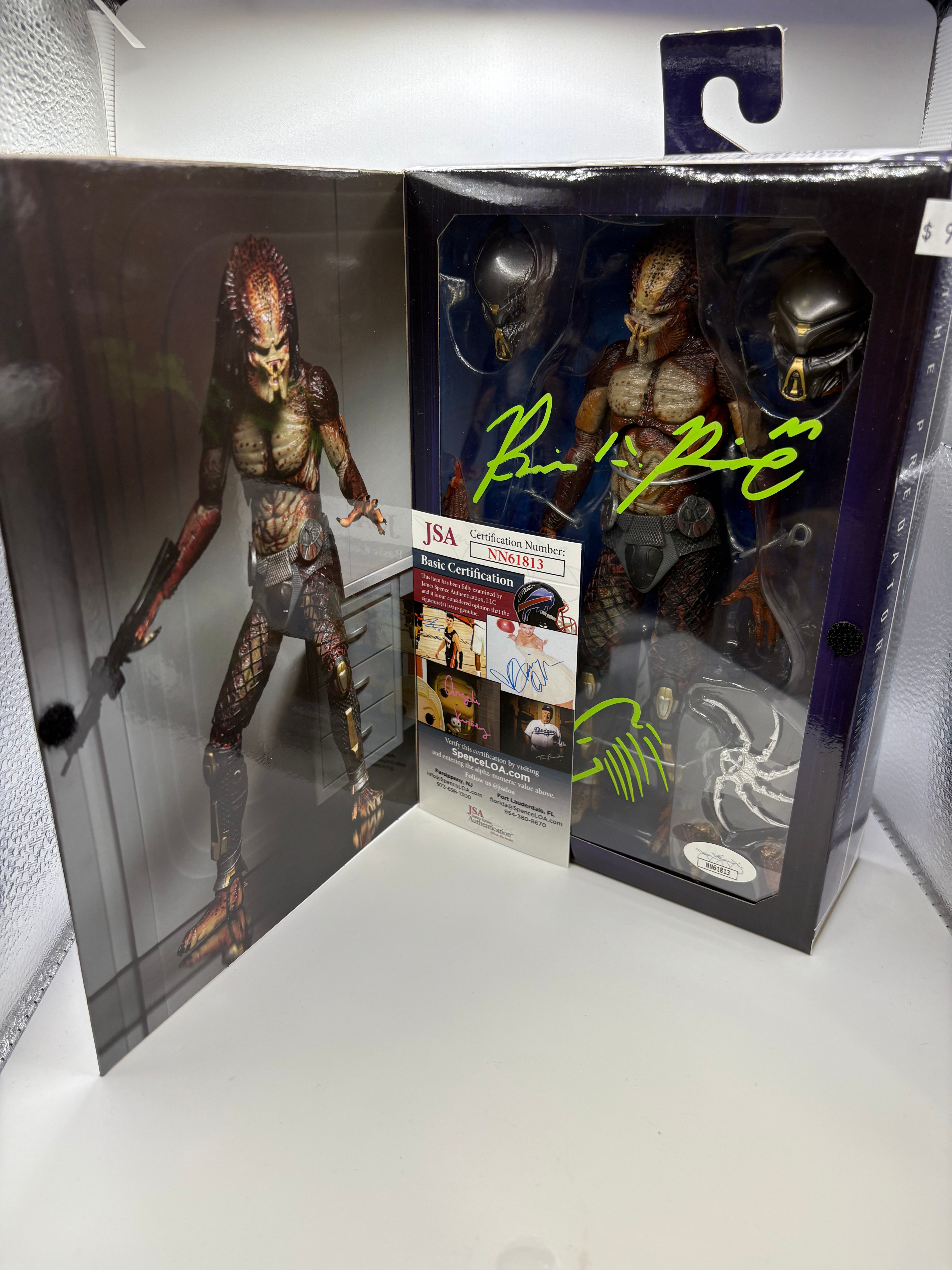 (SIGNED) NECA The Predator Lab Escape Fugitive Predator Ultimate Action Figure JSA Cert.
